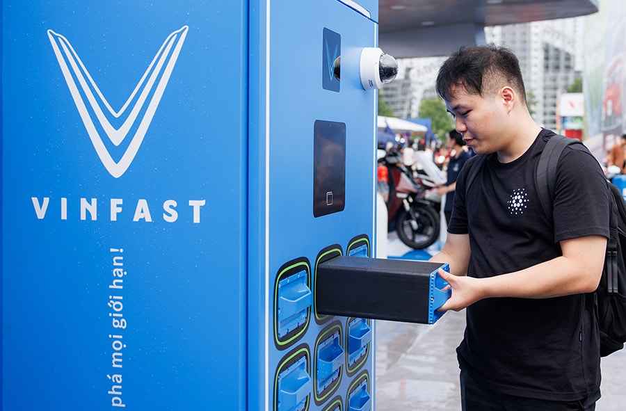 Đổi pin tại trạm VinFast bước quét mã QR
