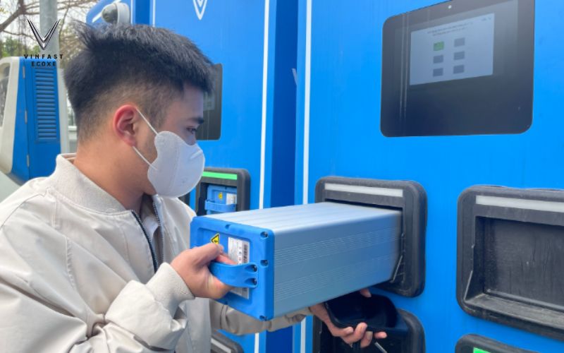 4 Bước Đổi Pin Xe Điện VinFast Nhanh Gọn Trong 1 Phút