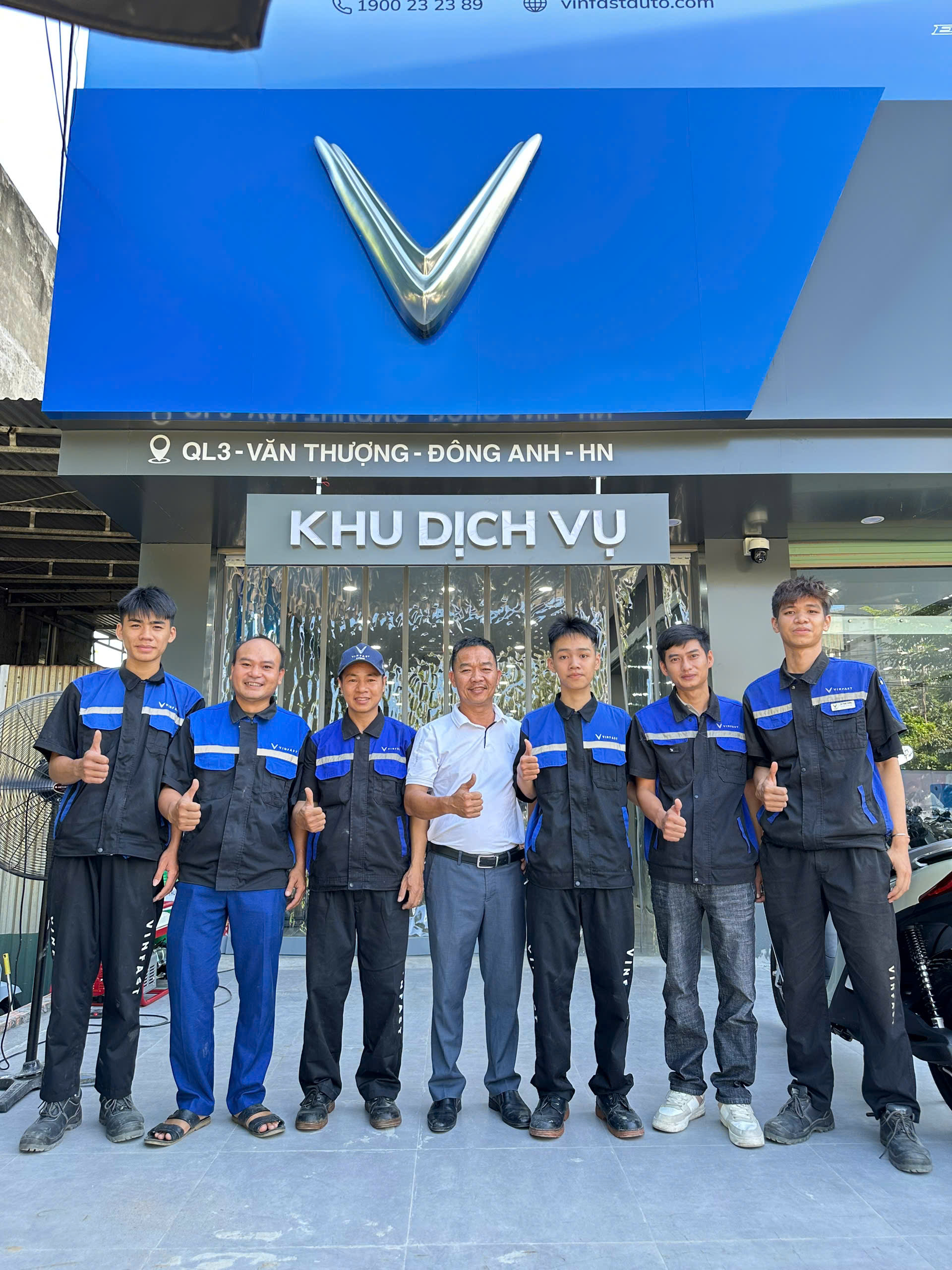 Kỹ thuật viên kiểm tra xe máy điện VinFast tại Ecoxe