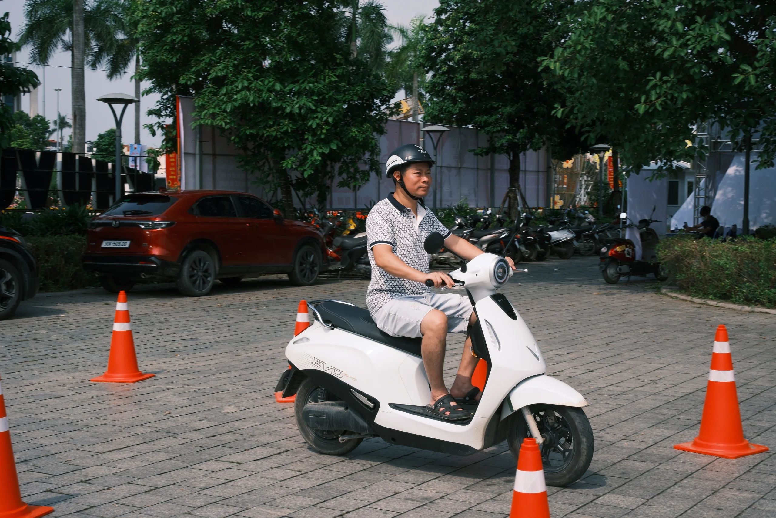 Trải nghiệm lái thử xe máy điện VinFast tại Hội trại thanh thiếu niên Đông Anh 2026