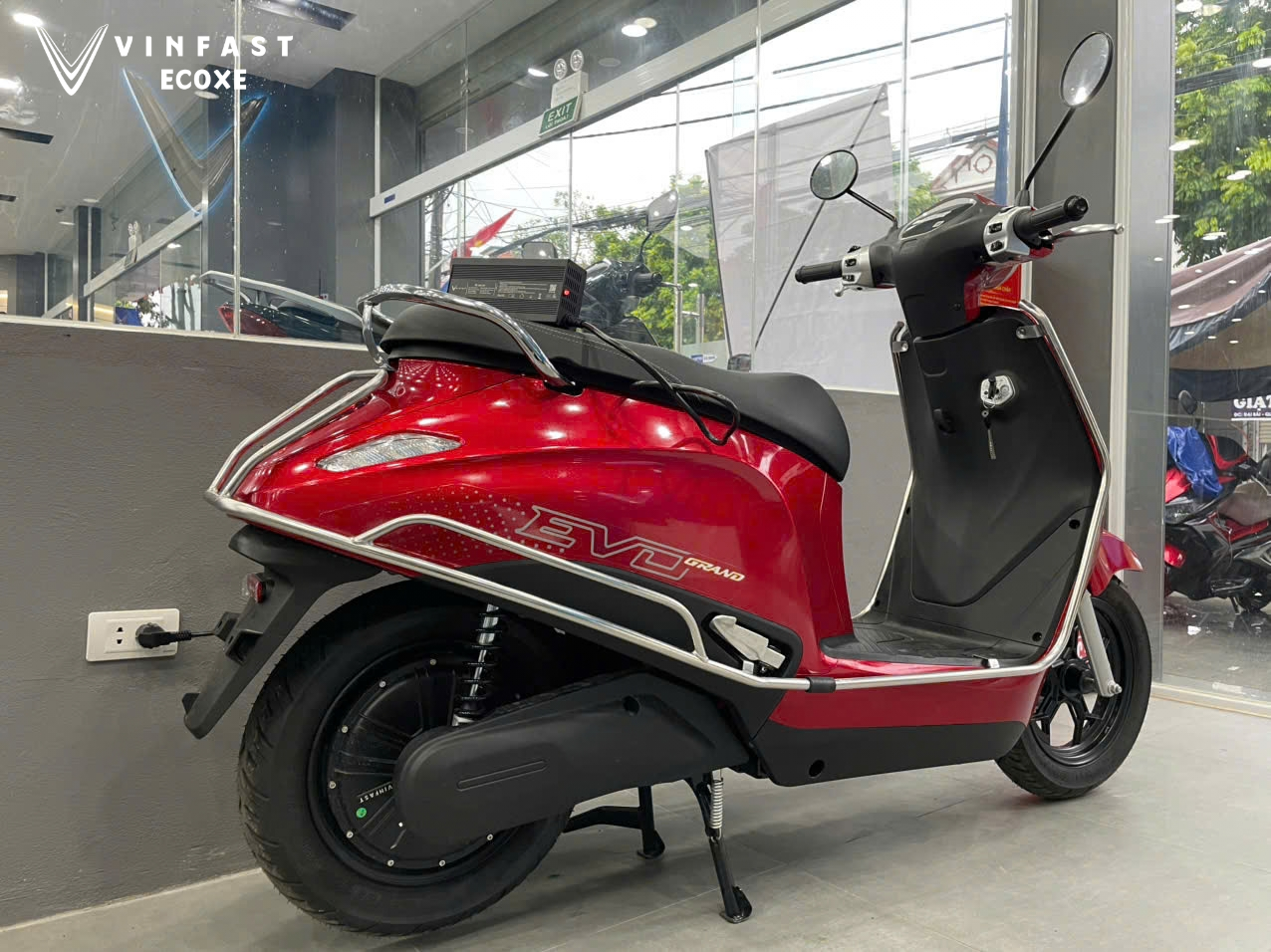 Mẹo chạy xe máy điện VinFast tiết kiệm pin: Sạc và bảo quản pin đúng cách
